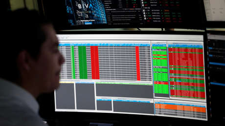 Un empleado de la Bolsa Institucional de Valores (BIVA), la segunda bolsa de valores de México.