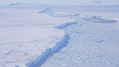 Una panorámica desde cerca del glaciar de Pine Island y el agua que los separa del iceberg B-46, el 7 de noviembre de 2018