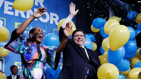 Juliana Stratton y J.B. Pritzker después de derrotar al gobernador de Illinois, Bruce Rauner, en las elecciones, el 6 de noviembre de 2018. 