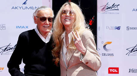 Stan Lee posa con su hija, Joan Lee, en el patio de un teatro de Los Ángeles, California (EE.UU.), el 18 de julio de 2017.
