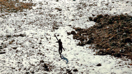 Nativo de la isla Sentinel del Norte disparando flechas a un helicÃ³ptero que llegÃ³ a examinar el territorio tras el tsunami en el ocÃ©ano Ãndico en 2004.