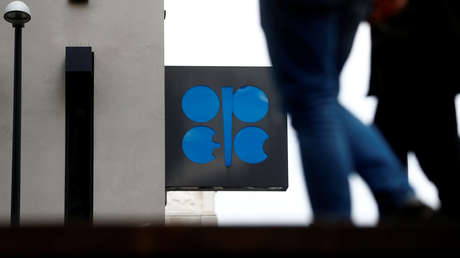 Logotipo de la OPEP en el exterior de su sede en Viena, Austria.