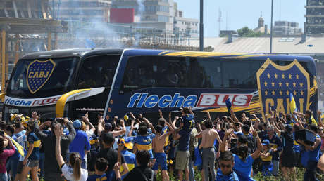 Fans welcome Boca Juniors players as their bus leaves the hotel on their way to Estadio Monumental de Buenos Aires on November 24, 2018.