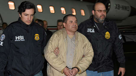 Joaquín 'El Chapo' Guzmán llega al aeropuerto MacArthur de Long Island, Nueva York, tras su extradición desde México, el 19 de enero de 2017.