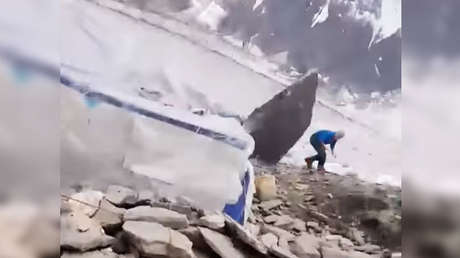 ¡Por los pelos! Escalador se libra de una muerte segura al esquivar enorme roca desprendida (VIDEO)