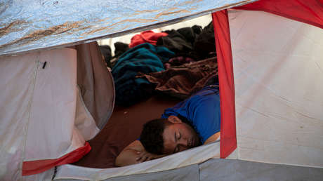Un migrante de la caravana llegado de América Central duerme en una carpa en Tijuana, México, el 28 de noviembre de 2018.