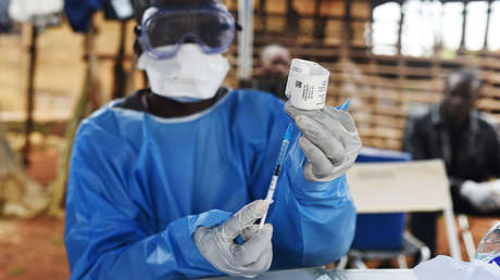 Un funcionario congoleño de Salud se prepara para administrar una vacuna contra el Ébola en la aldea de Mangina, provincia de Kivu del Norte, República Democrática del Congo, el 18 de agosto de 2018.