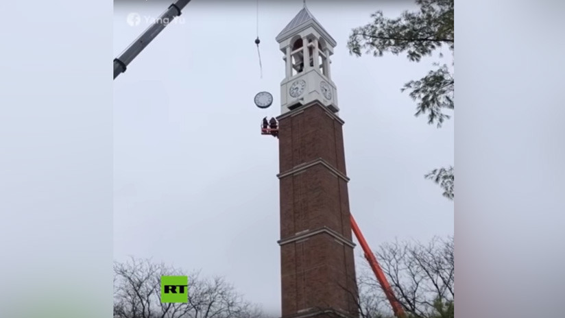 VIDEO: Dos obreros evitan por poco ser aplastados tras caer el reloj de un campanario en EE.UU.