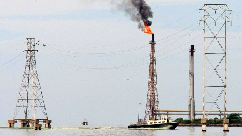 Resultado de imagen para Las instalaciones petroleras se ven en el lago Maracaibo en Cabimas