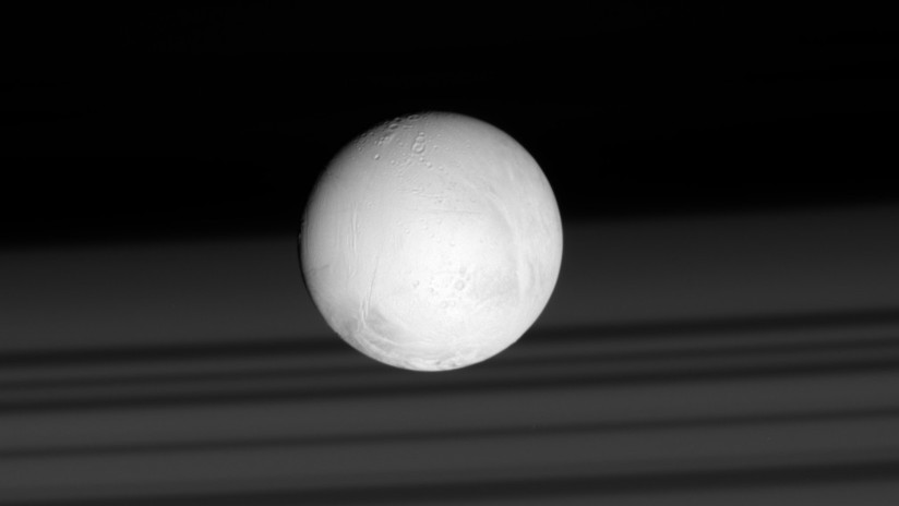 El misterio sobre Encélado, la luna de Saturno que desconcierta a los científicos
