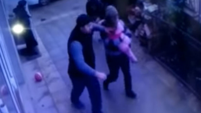 VIDEO: Una niña de 5 años cae de un quinto piso... en brazos de dos peatones