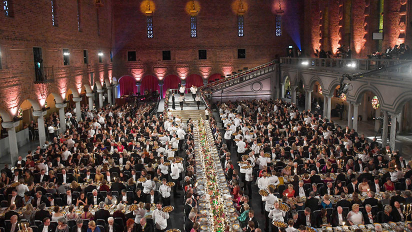 Estilo 'Mr. Bean': un mesero protagonizó un bochornoso momento en la cena de los Nobel (VIDEO)