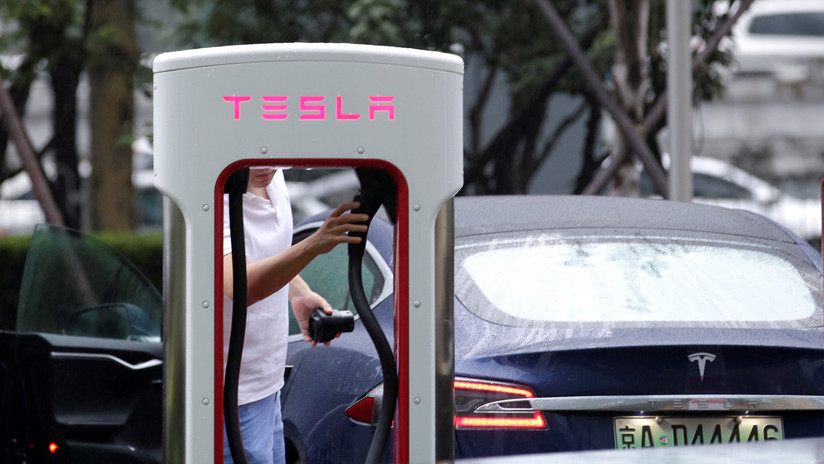 VIDEO: El fallido intento de cargar gasolina en un auto Tesla eléctrico