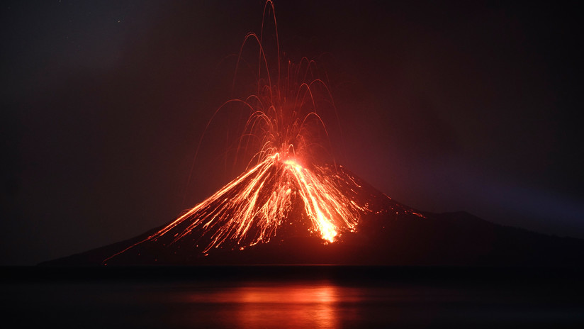 VIDEO: El volcán Anak Krakatoa erupciona horas antes del nefasto tsunami en Indonesia  RT