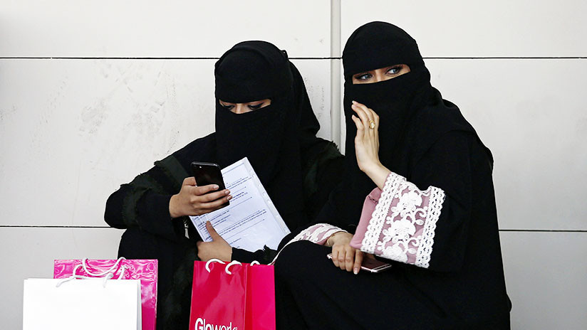 FOTOS: Mujeres sauditas pisan sus nicabs en una campaña de protesta
