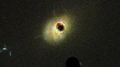 Imagen del quásar 3C273 captada por el telescopio espacial Hubble.