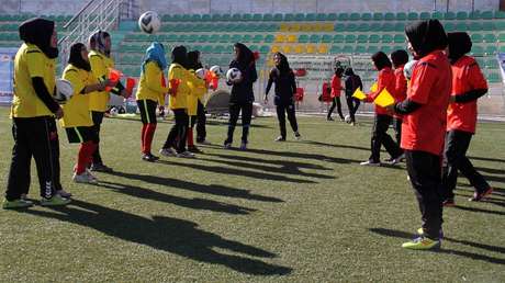 Jugadoras del fútbol femenino afgano acusan a directivos de su federación de abusos sexuales - RT