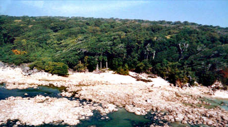 Vista de la isla Sentinel del Norte, administrada por la India, dos días después del tsunami del 26 de diciembre de 2004.