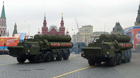 Lanzaderas del sistema antimisiles ruso S-400 Triumf desfilan por la Plaza Roja de Moscú.