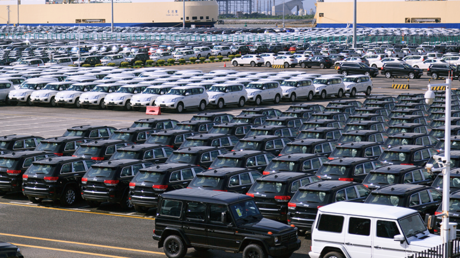 Automóviles nuevos estacionados en Guangzhou, China, 9 de julio de 2018.