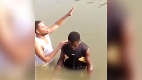 VIDEO: Un joven muere ahogado mientras es bautizado en un río
