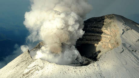 México: El volcán Popocatépetl entra en erupción y emite una fumarola de 2 kilómetros (FOTOS)