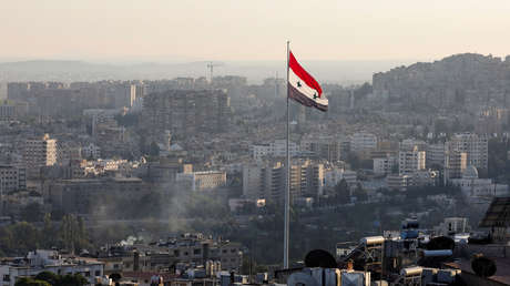 Una bandera de Siria ondea en el centro de Damasco, 15 de septiembre de 2018. 