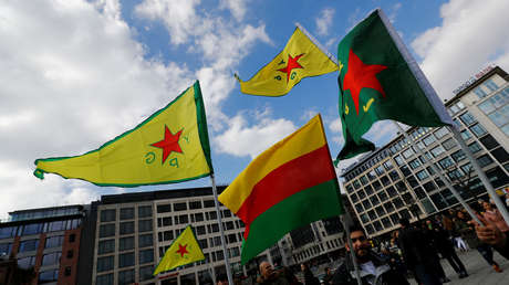 Banderas de las milicias de las Unidades de Protección Popular (YPG) durante la celebración del 'Día de Afrín', Francfort, Alemania, 24 de marzo de 2018.