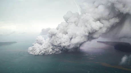 Vista aérea del volcán Anak Krakatoa durante una erupción en el estrecho de la Sonda en Lampung (Indonesia), el 23 de diciembre de 2018.