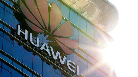 El logotipo de Huawei luce en las oficinas de la compañía en Dongguan, provincia de Cantón (China), el 18 de diciembre de 2018.