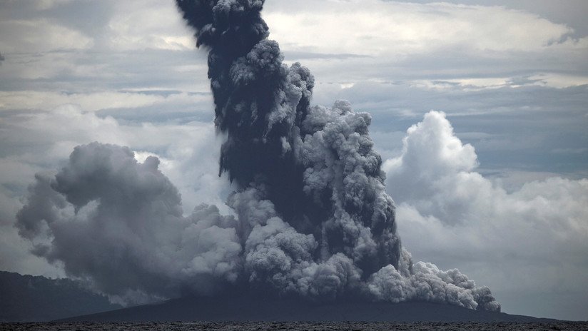 El volcán Anak Krakatoa vuelve a entrar en erupción en Indonesia