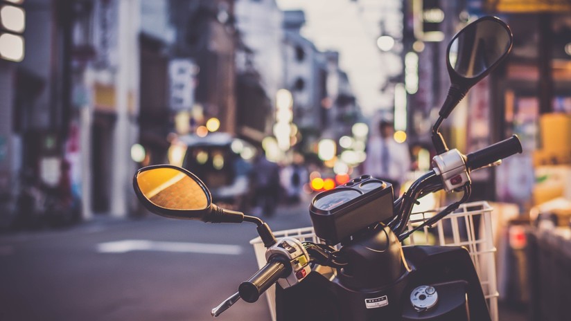 Una mujer le clava un objeto punzante a un ladrón que huía con su moto