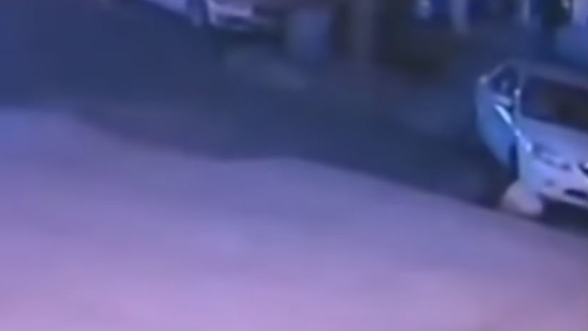 VIDEO: Un conductor muere atropellado por su propio auto en un extraño accidente