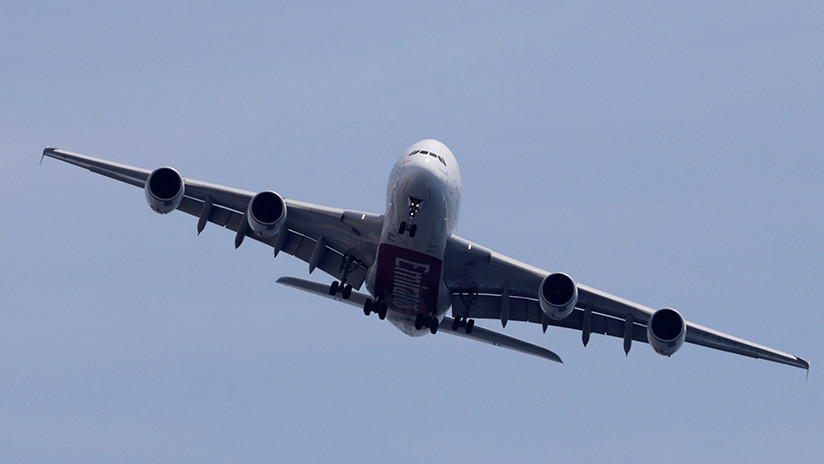 VIDEO: El avión más grande del mundo desafía fuertes vientos al aterrizar en Reino Unido