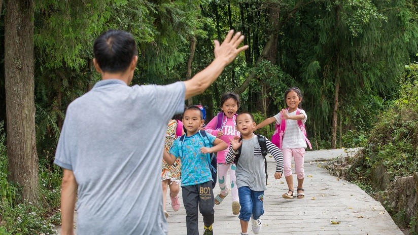 Escuela china introduce una "licencia de amor" para sus profesores solteros y estresados