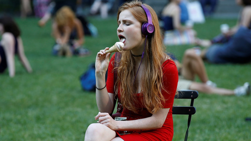 Polémica en Turquía por un curso de modales que aconseja a las mujeres no comer helado en público