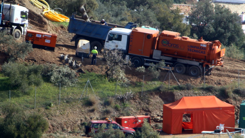 Logran excavar más de la mitad del túnel vertical para sacar al niño español del pozo