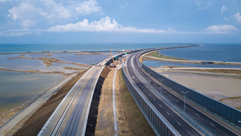 Se completa el primer kilómetro de la parte ferroviaria del puente de Crimea