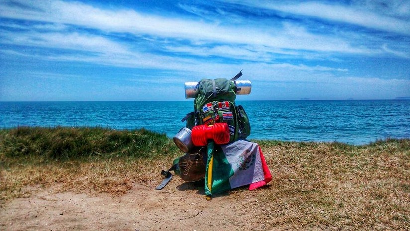 La increíble historia del mexicano que ha recorrido 40 países vestido como el Chapulín Colorado