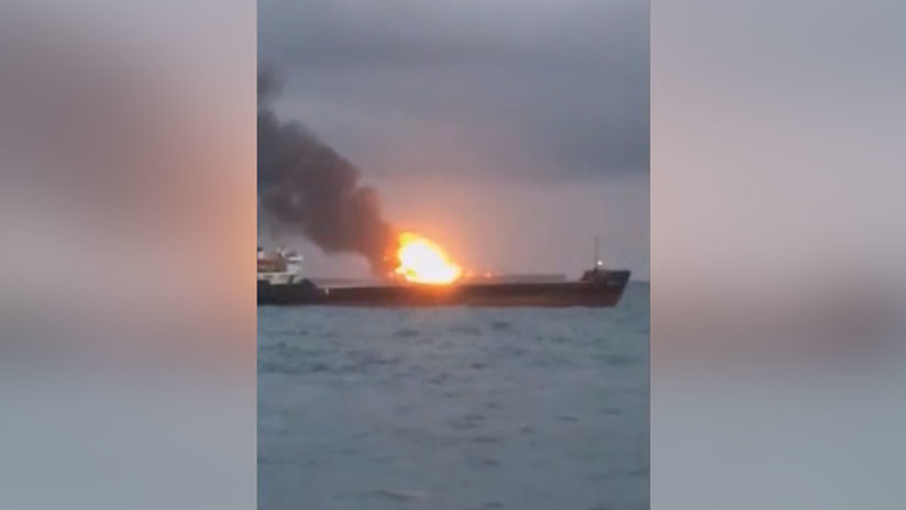 VIDEO: Dos embarcaciones arden en el estrecho de Kerch tras una supuesta explosión