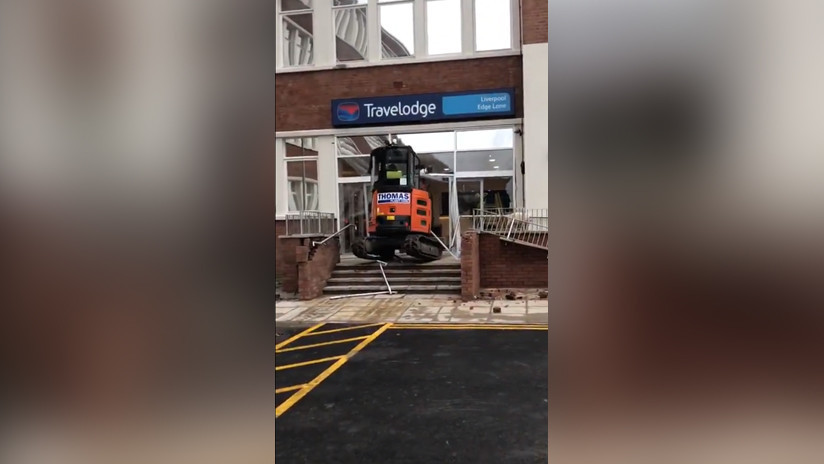VIDEOS: Un trabajador arrasa la entrada de un hotel con una excavadora porque no le pagaron