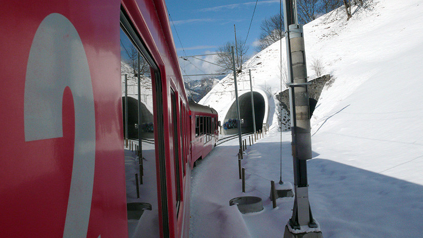 VIDEO: Empresarios que asistieron a Davos logran escapar de un auto antes del impacto de un tren