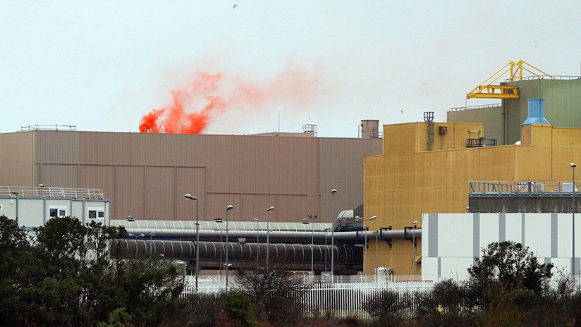 Dron de Greenpeace lanza una granada de humo sobre una planta nuclear en Francia