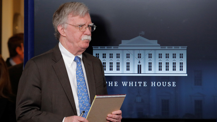 Bolton señala  que "habrá serias consecuencias" para aquellos intenten "dañar" a Guaidó