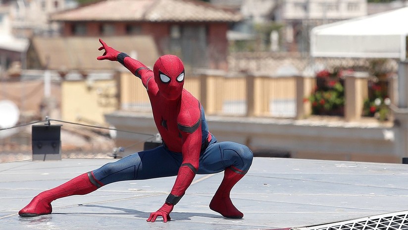 VIDEO: Empleado bancario renuncia y se presenta a su último día de trabajo vestido de Hombre Araña