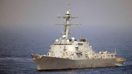 El destructor estadounidense USS McCampbell navega por el océano Pacífico el 26 de mayo de 2010.