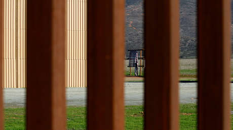 El prototipo del muro de acero que Trump quiere levantar se corta con una sierra