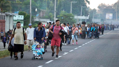 Tras ingresar a México, migrantes caminan por Ciudad Hidalgo, Chiapas, el 18 de enero de 2019, en su intención de llegar a EE.UU.