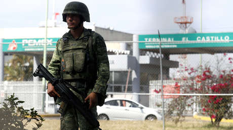 Soldado vigila una planta de almacenamiento y distribución en El Salto, Jalisco, 7 de enero de 2019. 