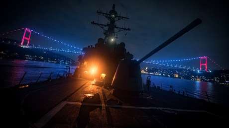 El destructor USS Donald Cook en el estrecho del Bósforo, Estambul, Turquía, el 19 de enero de 2019.